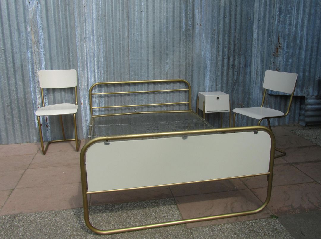 Slaapkamer set van gispen, bestaande uit een bed, een nachtkastje ...