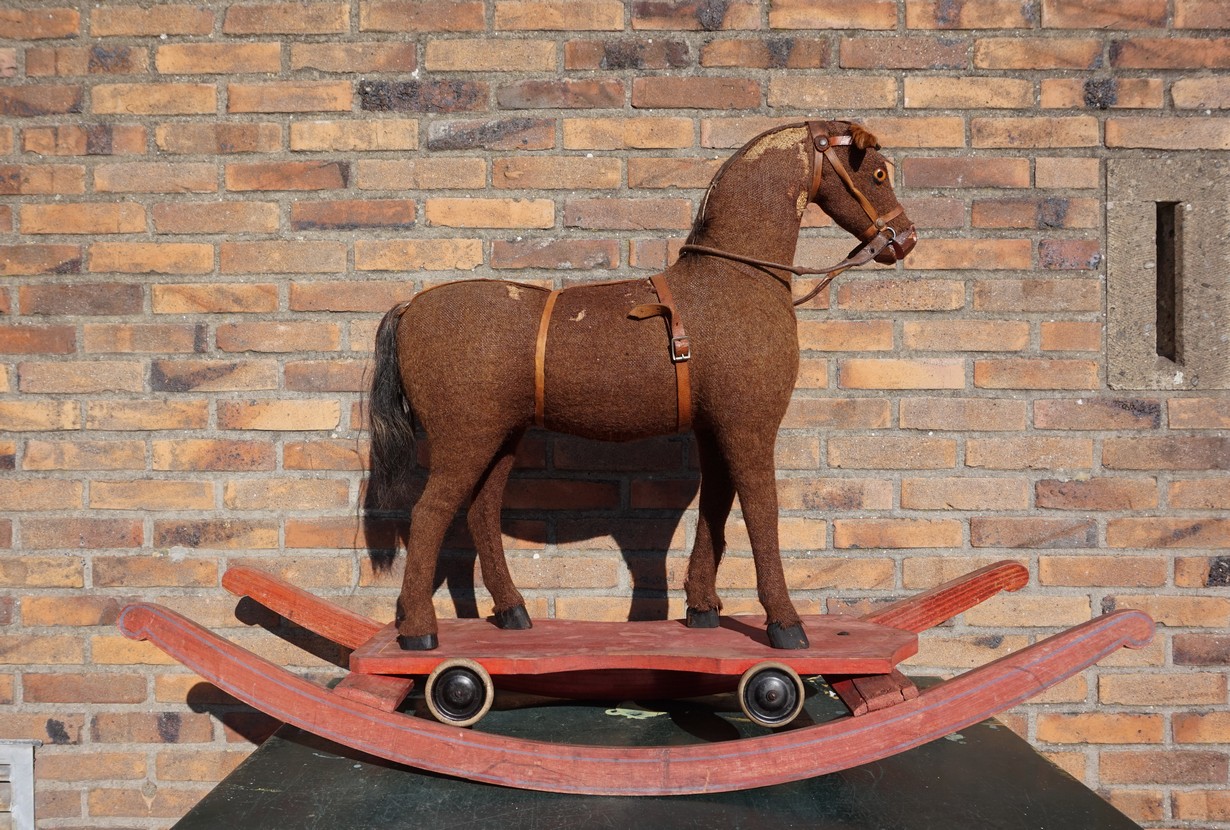 les Incident, evenement Oneindigheid antiek vintage houten schommelpaard, trekpaard op wielen