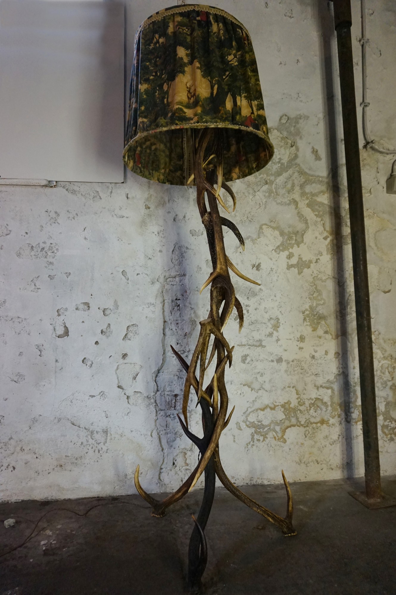 voordelig Lief acuut grote rustieke vintage gewei vloerlamp met kap taferelen van de jacht