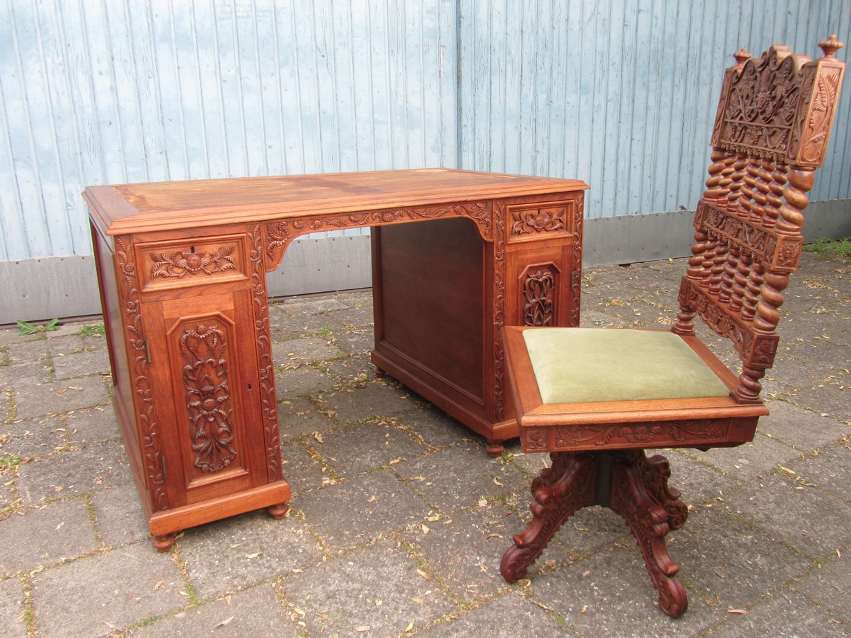 handboeien Dood in de wereld Onderdrukker Oude vintage art deco koloniaal houten bureau en bureaustoel uit Indonesië  of India