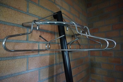Coat-rack-modernist-post-modern-eighties-1980-wall-mounted-floating-black-metal-glass-table-wandkapstok-kapstok-hangend-zwevend-vintage-zwart