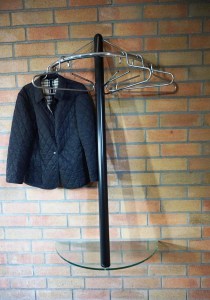 Coat-rack-modernist-post-modern-eighties-1980-wall-mounted-floating-black-metal-glass-table-wandkapstok-kapstok-hangend-zwevend-vintage-zwart