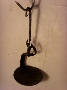Antieke primitieve ijzeren olielamp, ancient wrought iron betty oil lamp