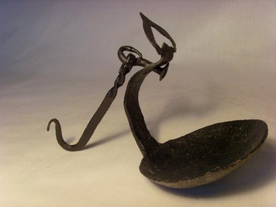 Antieke primitieve ijzeren olielamp, ancient wrought iron oil lamp