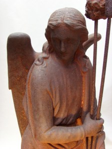 Antieke gietijzeren engelen, pair of large cast iron angels