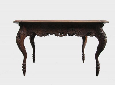 Antieke bewerkte houten tafel / Antique handcarved wooden table