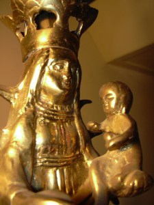 Antieke bronzen kroonluchter Marie met Kind en twee wandlampen, wand amplieken