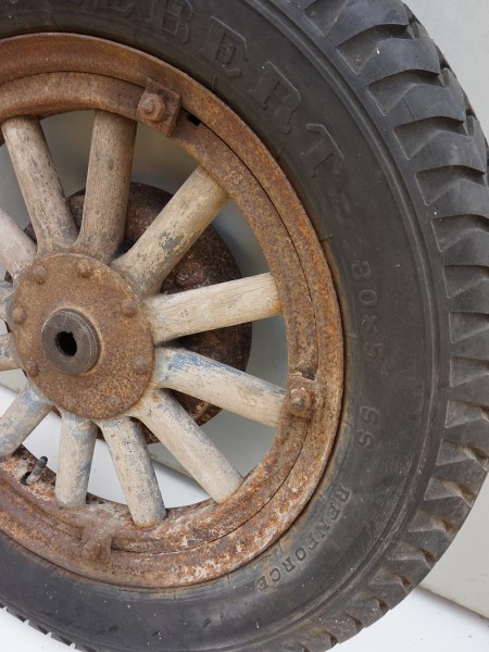 antique-wooden-spoke-wheels-oude-houten-spaakwielen-T-Ford-oldtimer-Englebert-chevron-cord_3