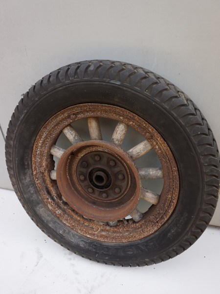 antique-wooden-spoke-wheels-oude-houten-spaakwielen-T-Ford-oldtimer-Englebert-chevron-cord_5