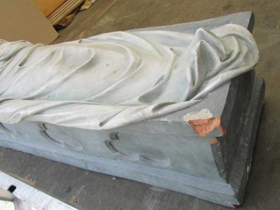 Antieke terracotta Christus in kist, statue dead Christ in thomb