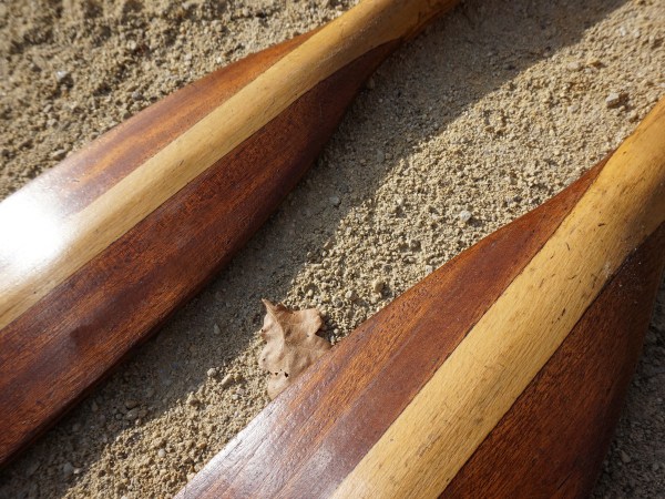 decoratieve-vintage-oude-houten-roeispanen-kano-nautische-sfeer-beach-house-wooden-paddels-oars