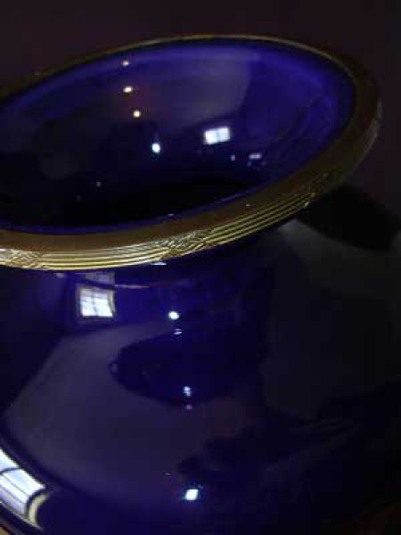 Franse Sevres porseleinen vaas cobalt blauw met bronzen armatuur