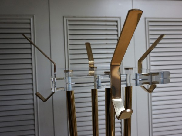 hollywood-regency-staande-kapstok-plexiglass-golden-brass-coat-rack-standing-vintage