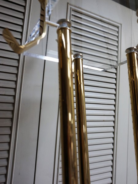 hollywood-regency-staande-kapstok-plexiglass-golden-brass-coat-rack-standing-vintage