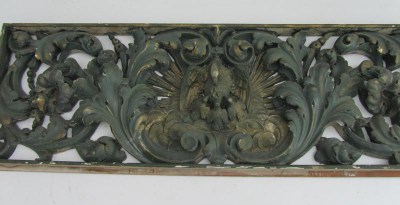 2 Antieke panelen ornamenten uit kerk, bovenlichten, door pediments