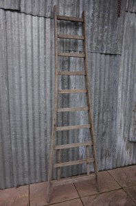 Ongekend oude verweerde en vergrijsde brocante houten trap TE-42