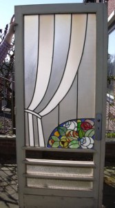 Oude glas in lood deur buitendeur bloemen in art deco stijl