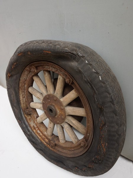 oude-houten-spaakwielen-T-Ford-oldtimer-spoke-wheels-Englebert-chevron-cord_2