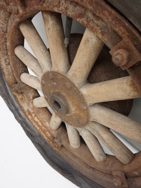 oude-houten-spaakwielen-T-Ford-oldtimer-spoke-wheels-Englebert-chevron-cord_3
