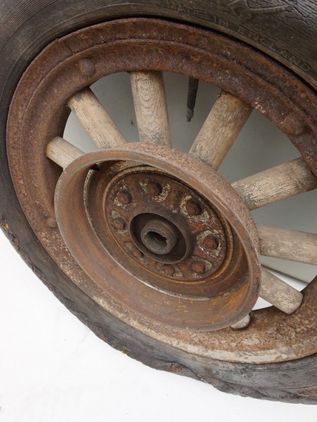 oude-houten-spaakwielen-T-Ford-oldtimer-spoke-wheels-Englebert-chevron-cord_7
