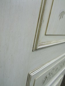 Oude handbeschilderd deur in trompe l'oeil