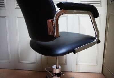 vintage-kappersstoel-pompsysteem-zwarte-skai-bureaustoel-barber-chair-black