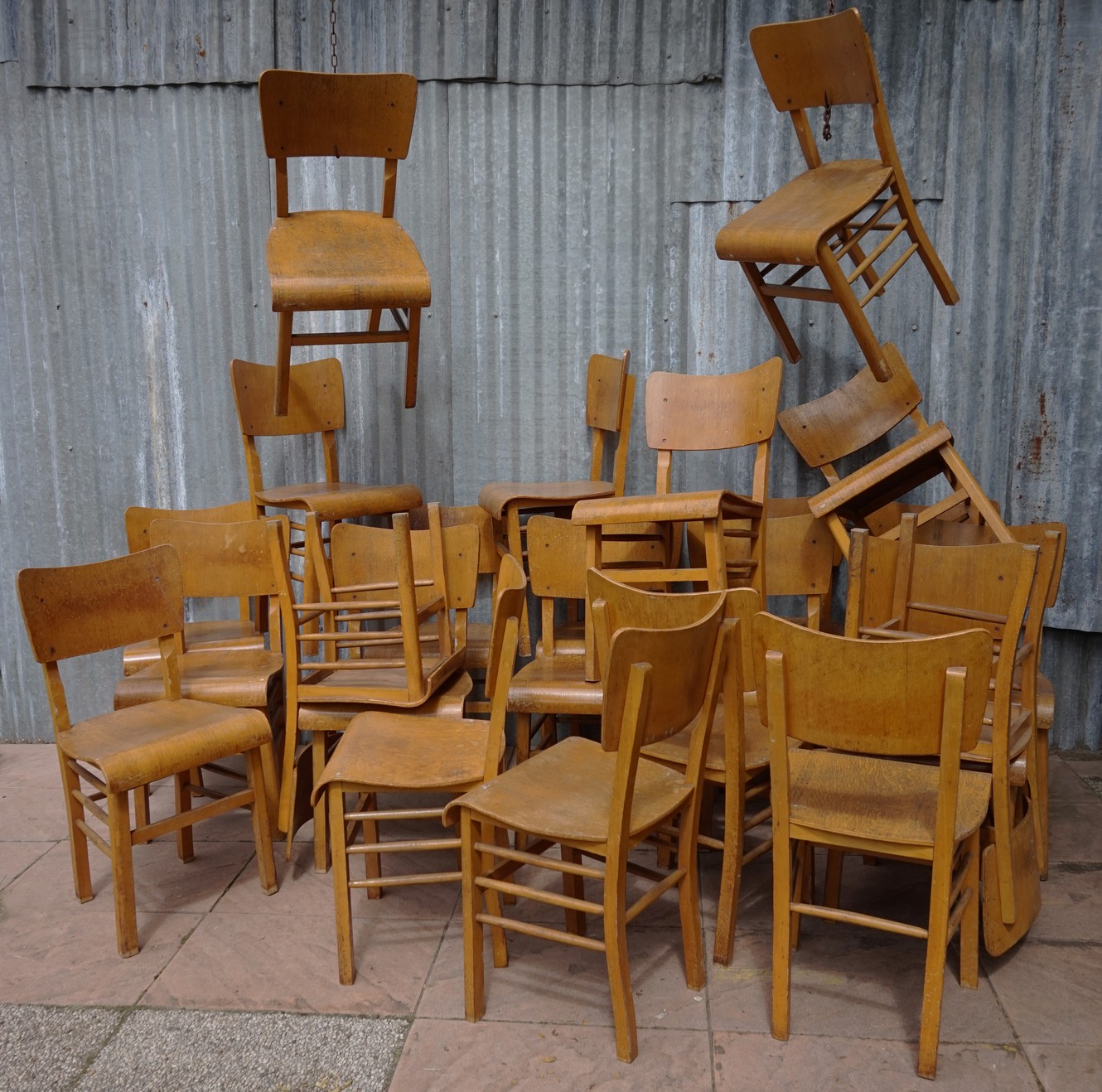 partij industriele vintage houten cafestoelen horeca stoelen
